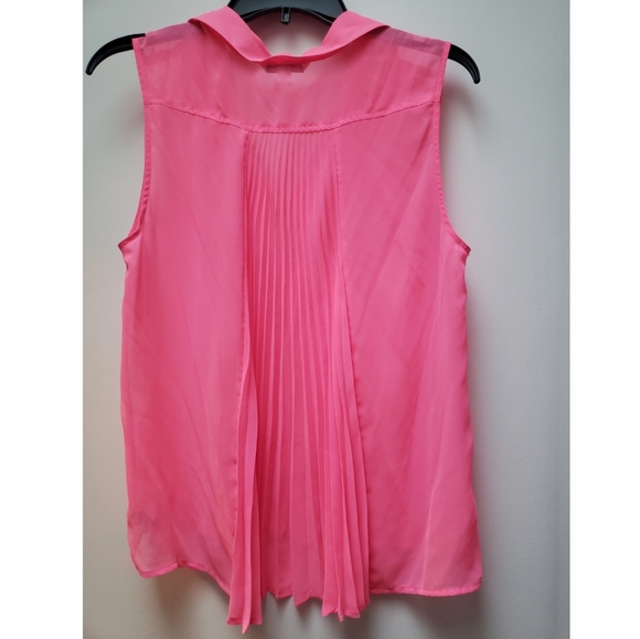 American Eagle Women's sleeveless blouse - Picture 2 of 2
